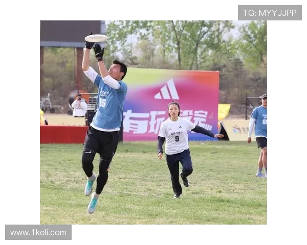 南京飞盘队与深圳飞盘队赛后复盘团队协作的精彩瞬间与经验分享